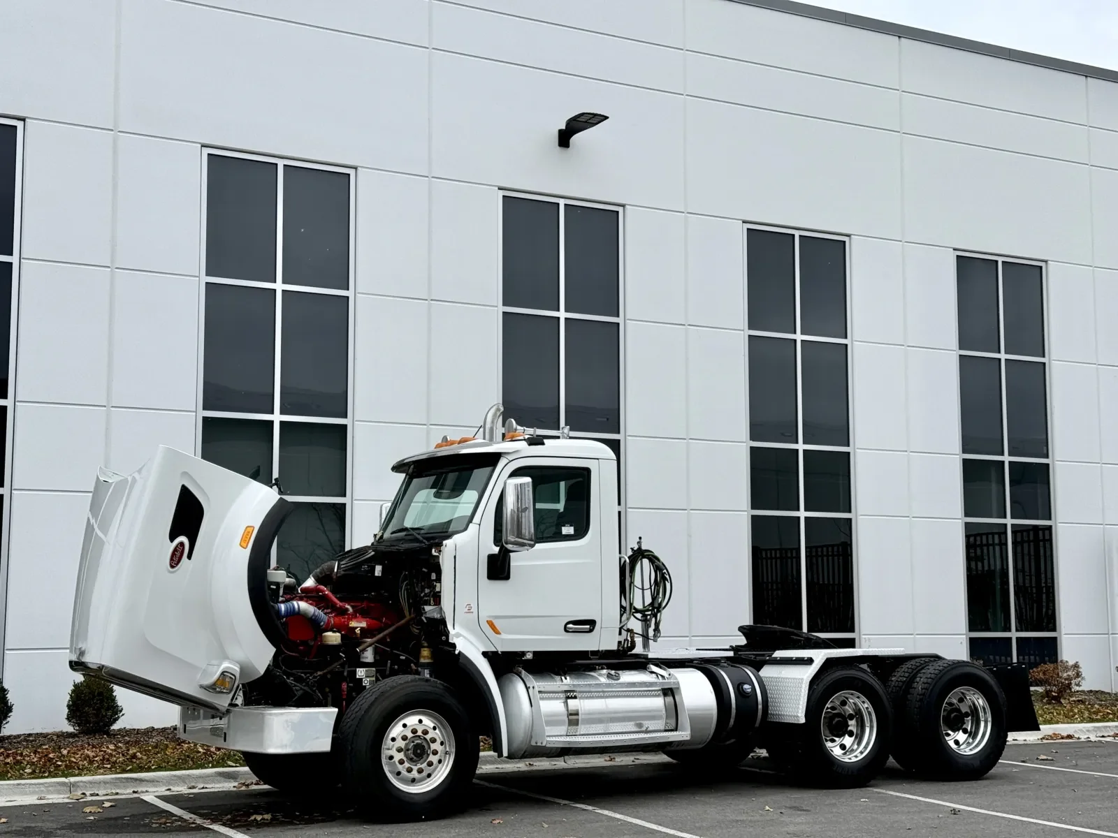 2015 Peterbilt 567 in New Lenox, IL — photo 10