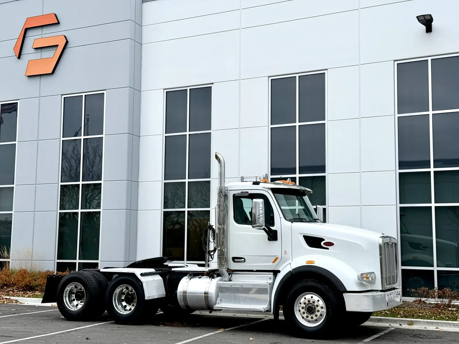 2015 Peterbilt 567 - image 2