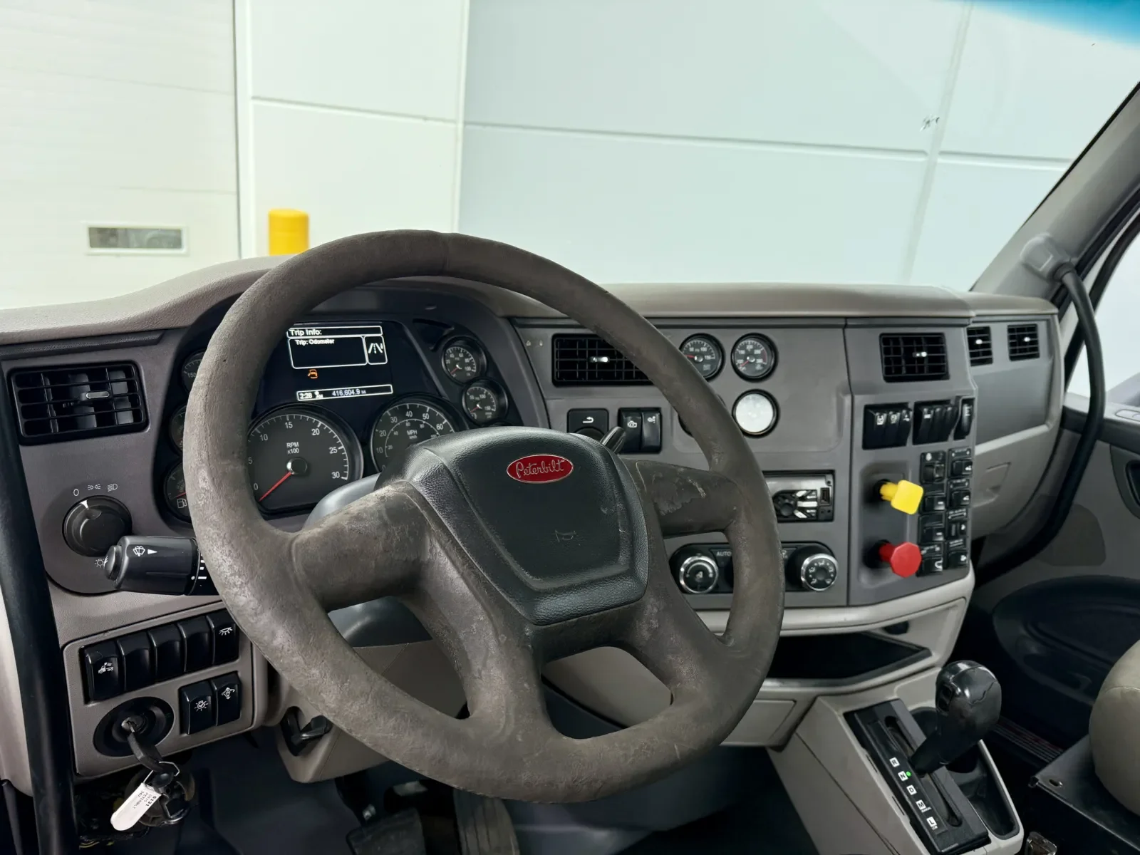 2015 Peterbilt 567 in New Lenox, IL — photo 15