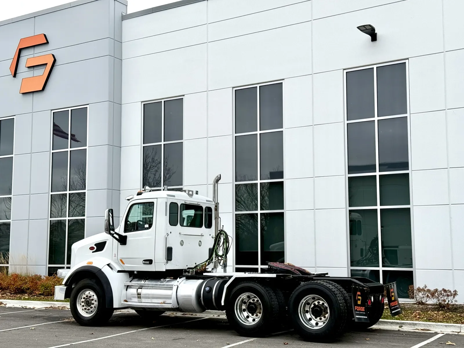 2015 Peterbilt 567 in New Lenox, IL — photo 6