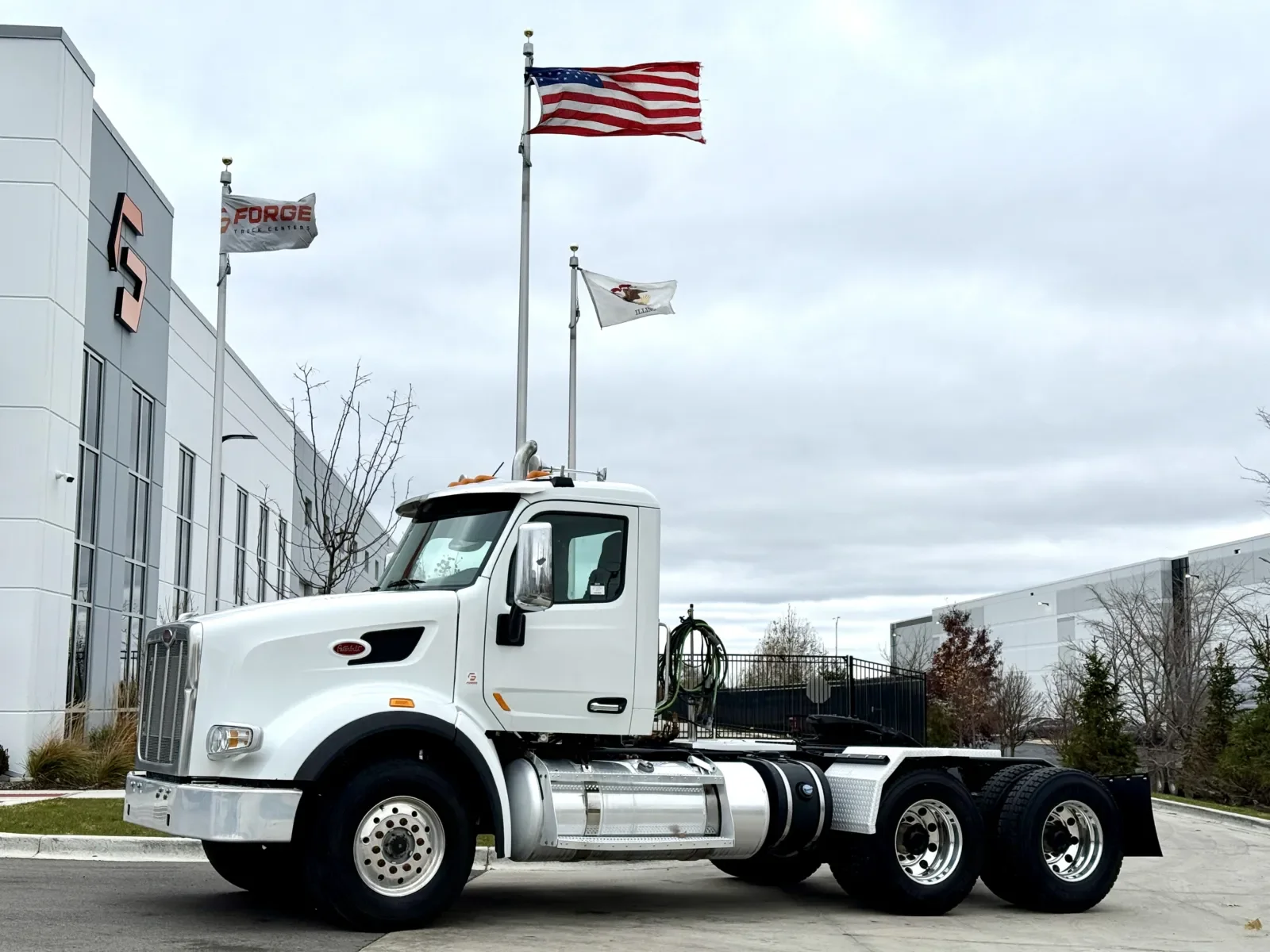 2015 Peterbilt 567 in New Lenox, IL