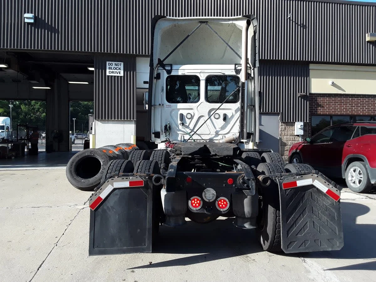 2020 Freightliner Cascadia in Kansas City, MO — photo 5