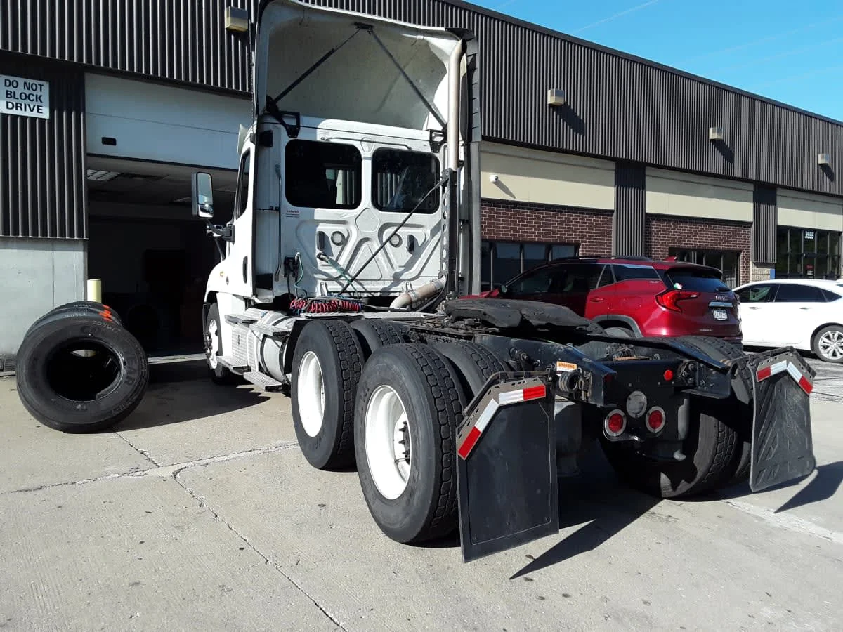 2020 Freightliner Cascadia in Kansas City, MO — photo 6