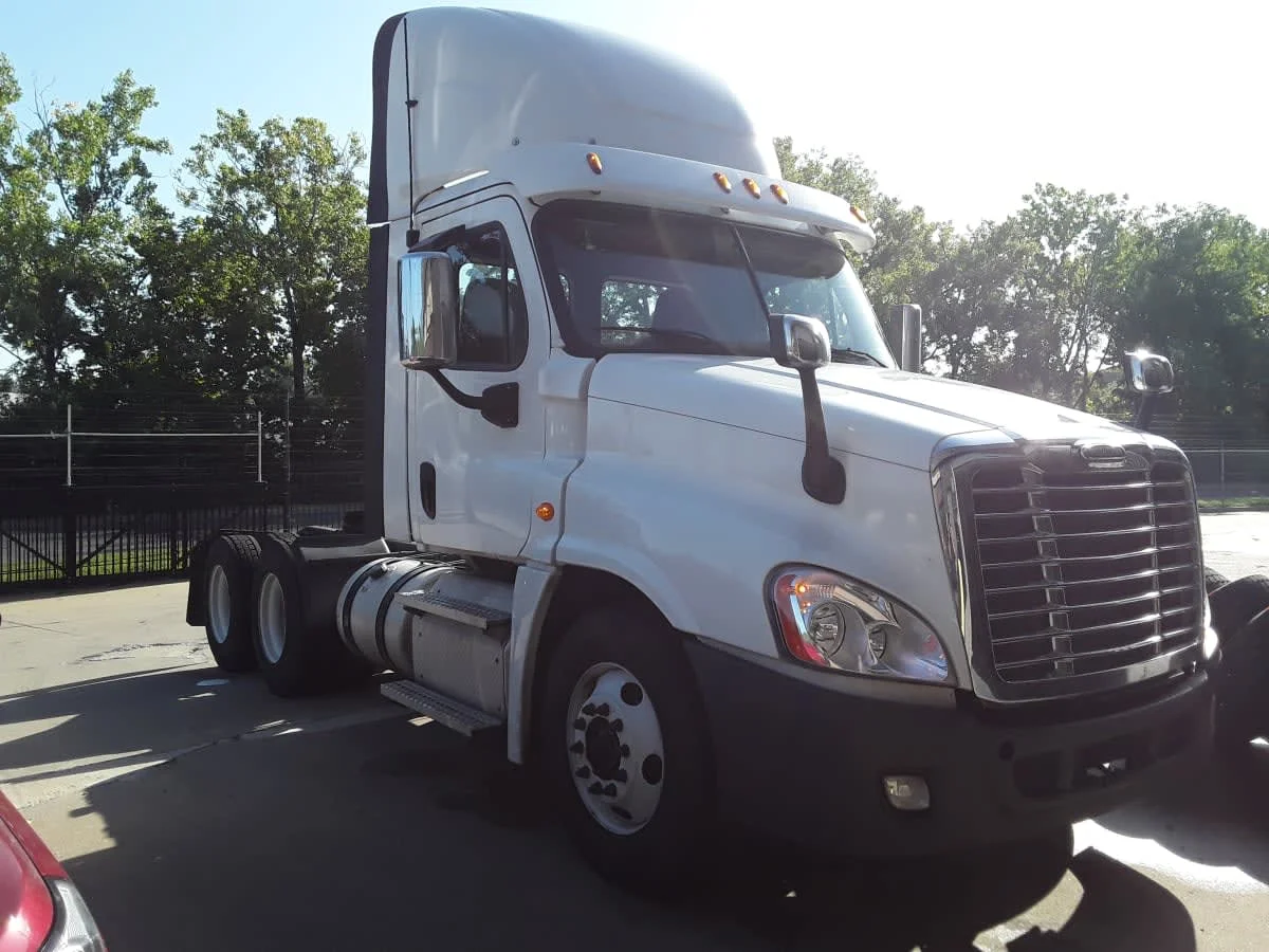 2020 Freightliner Cascadia in Kansas City, MO — photo 3