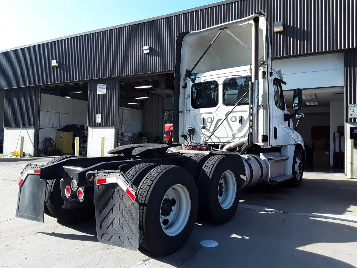 2020 Freightliner Cascadia in Kansas City, MO — photo 4