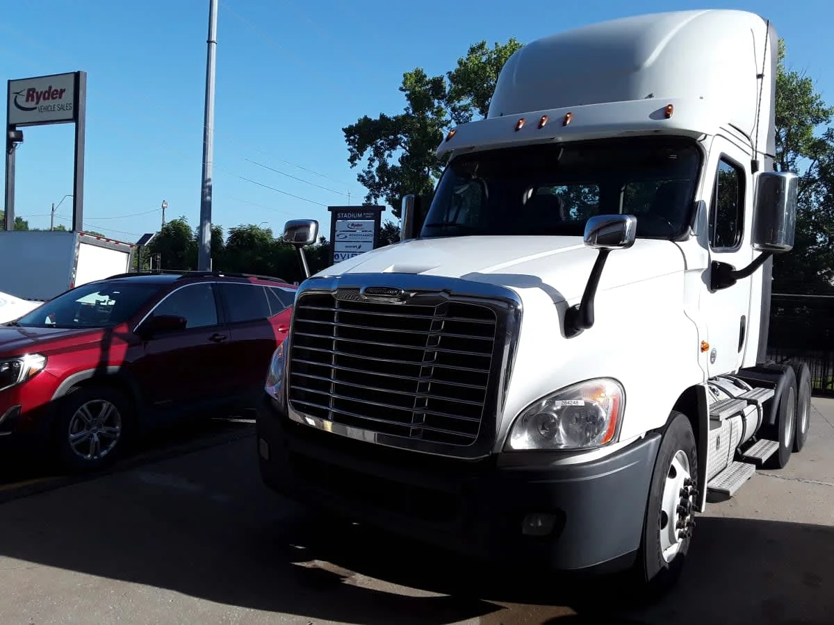 2020 Freightliner Cascadia in Kansas City, MO — photo 9
