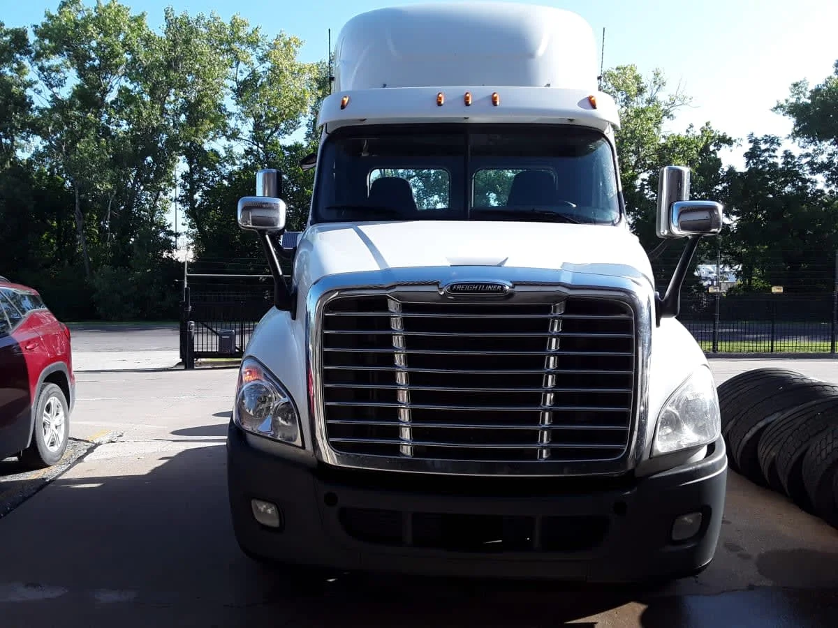 2020 Freightliner Cascadia in Kansas City, MO — photo 2