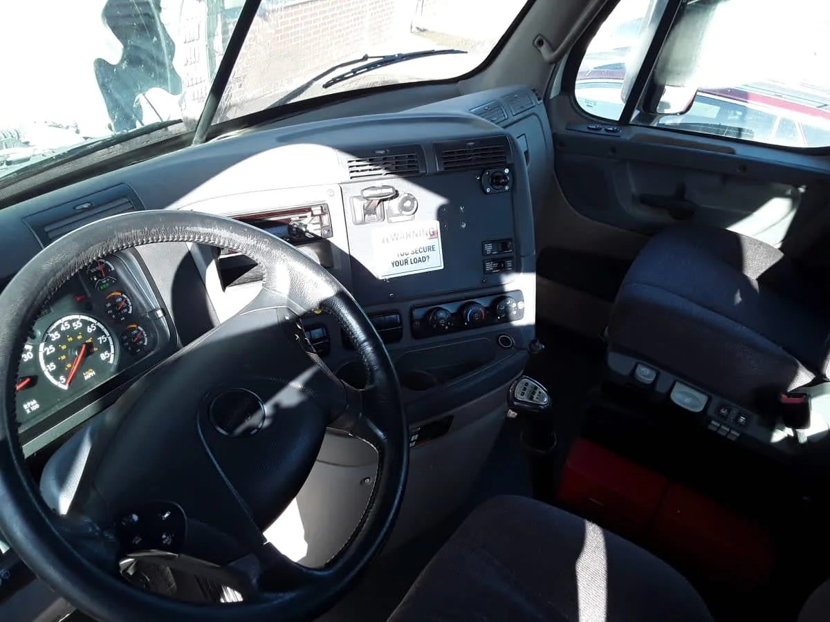 2020 Freightliner Cascadia in Kansas City, MO — photo 7