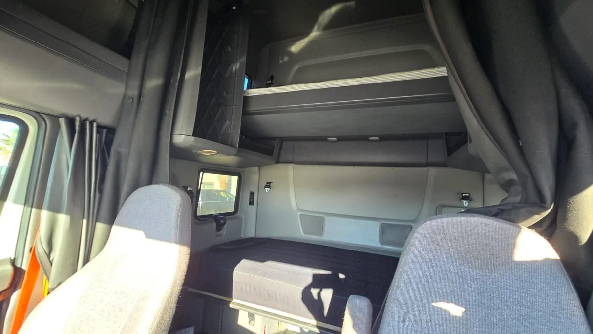 2019 International LT - image 8