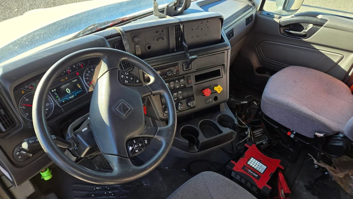 2019 International LT - image 7