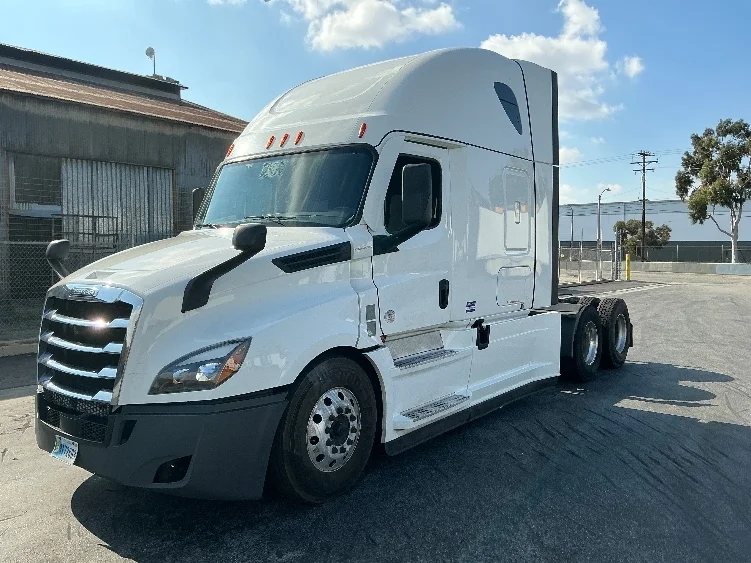 2022 Freightliner Cascadia in Torrance, CA — photo 3