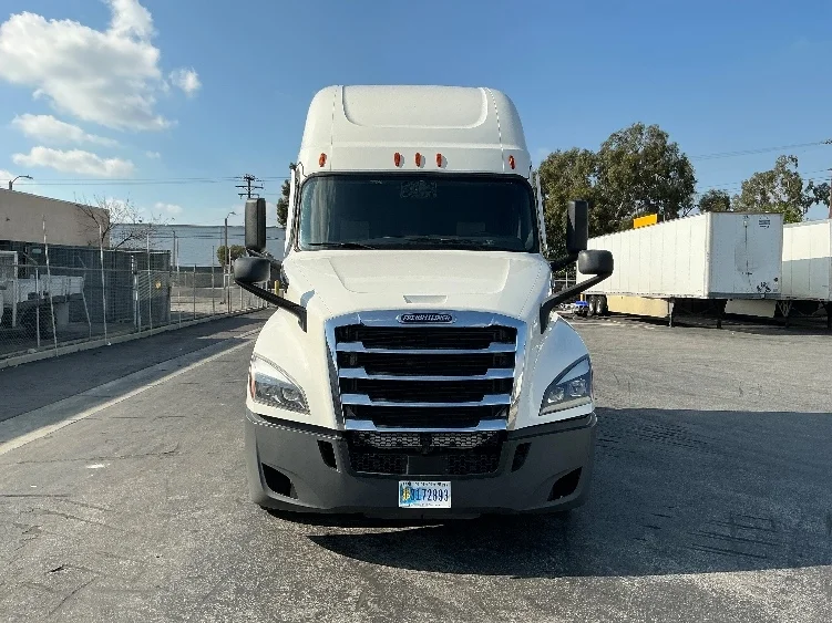 2022 Freightliner Cascadia in Torrance, CA — photo 2