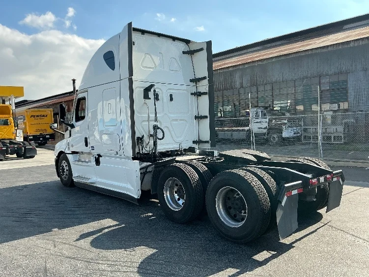 2022 Freightliner Cascadia in Torrance, CA — photo 5