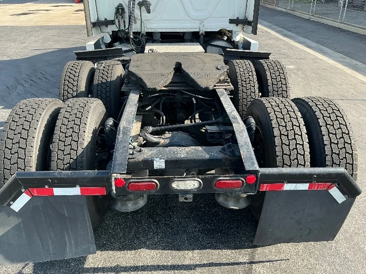 2022 Freightliner Cascadia in Torrance, CA — photo 6