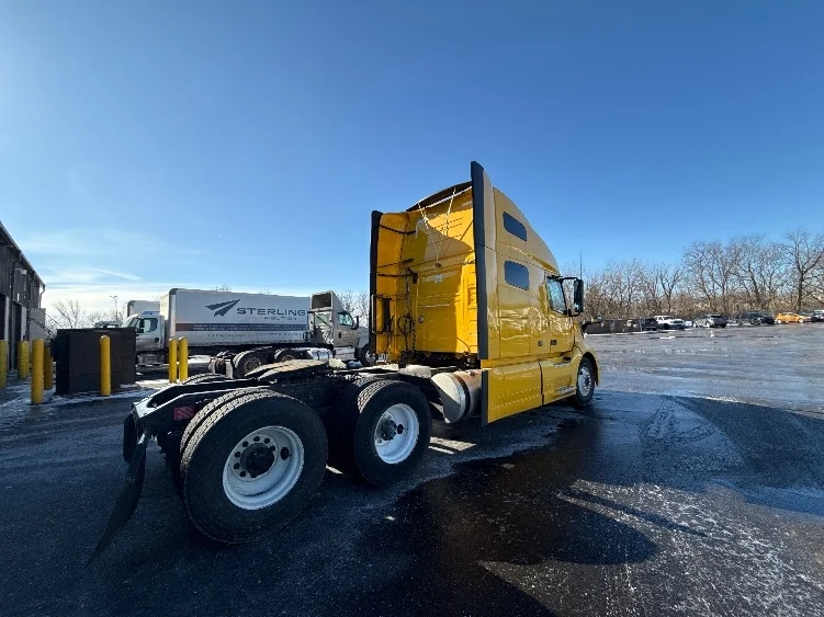2022 Volvo VNL 760 - image 7