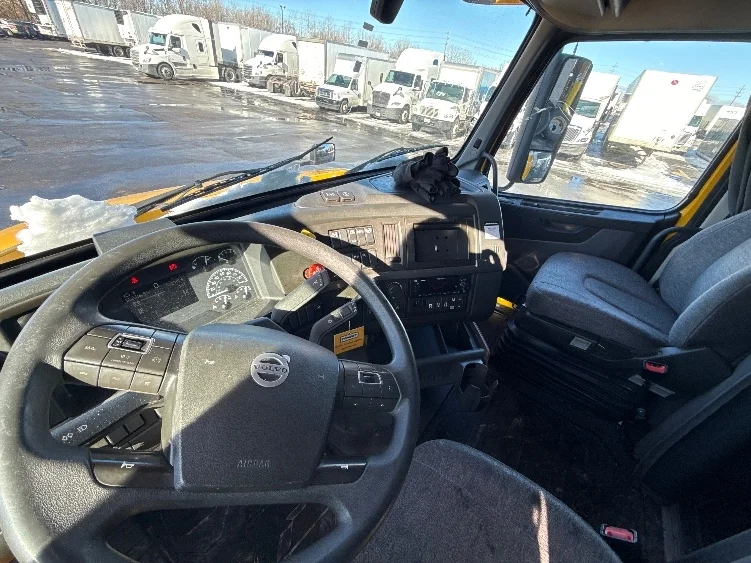 2022 Volvo VNL 760 - image 10