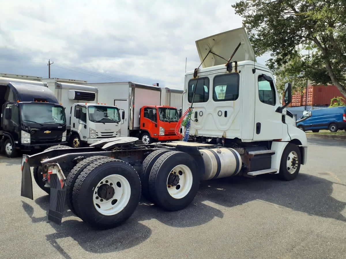 2019 Freightliner Cascadia in Springfield, MA — photo 4