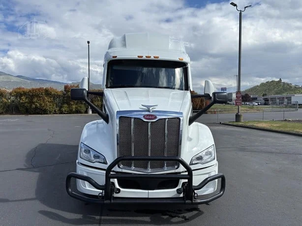 2023 Peterbilt 579 in Medford, OR — photo 9