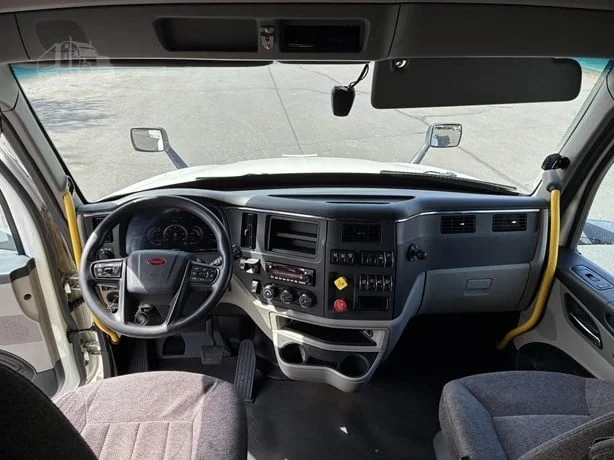 2023 Peterbilt 579 in Medford, OR — photo 13