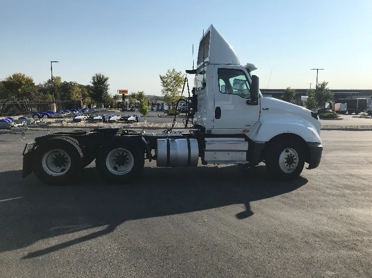 2020 International LT - image 8