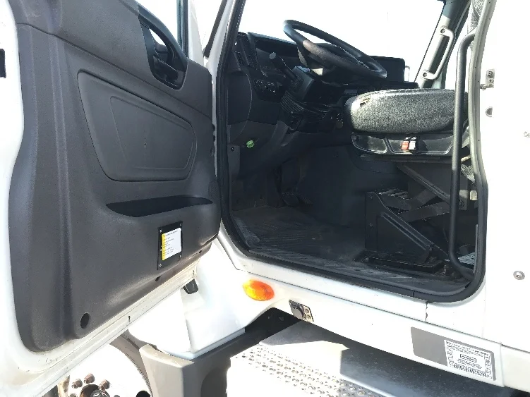 2020 International LT - image 9