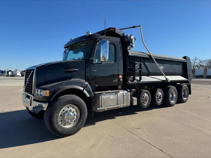 2021 Volvo VHD 300 in Waukee
