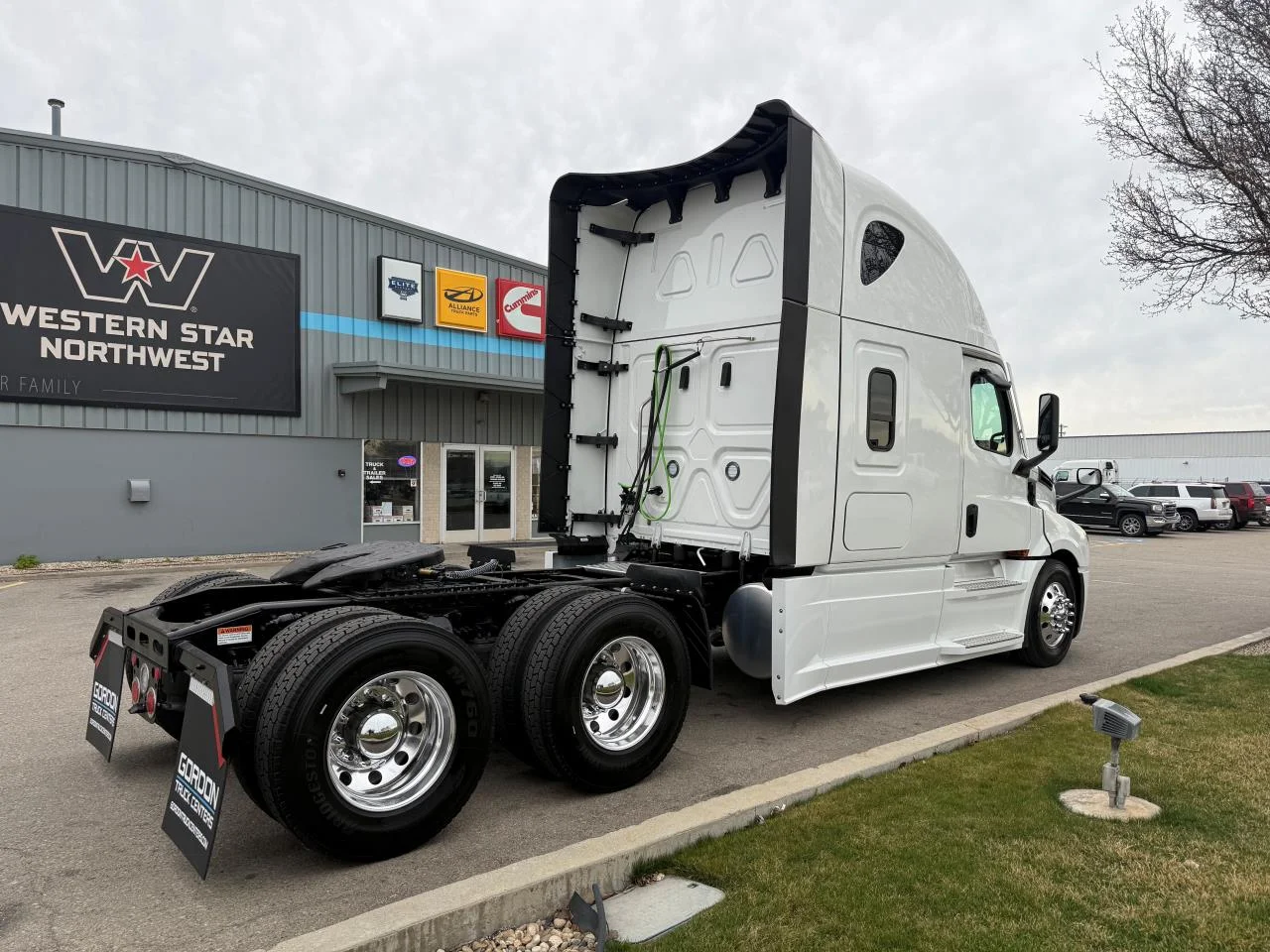 2027 Freightliner Cascadia - image 4