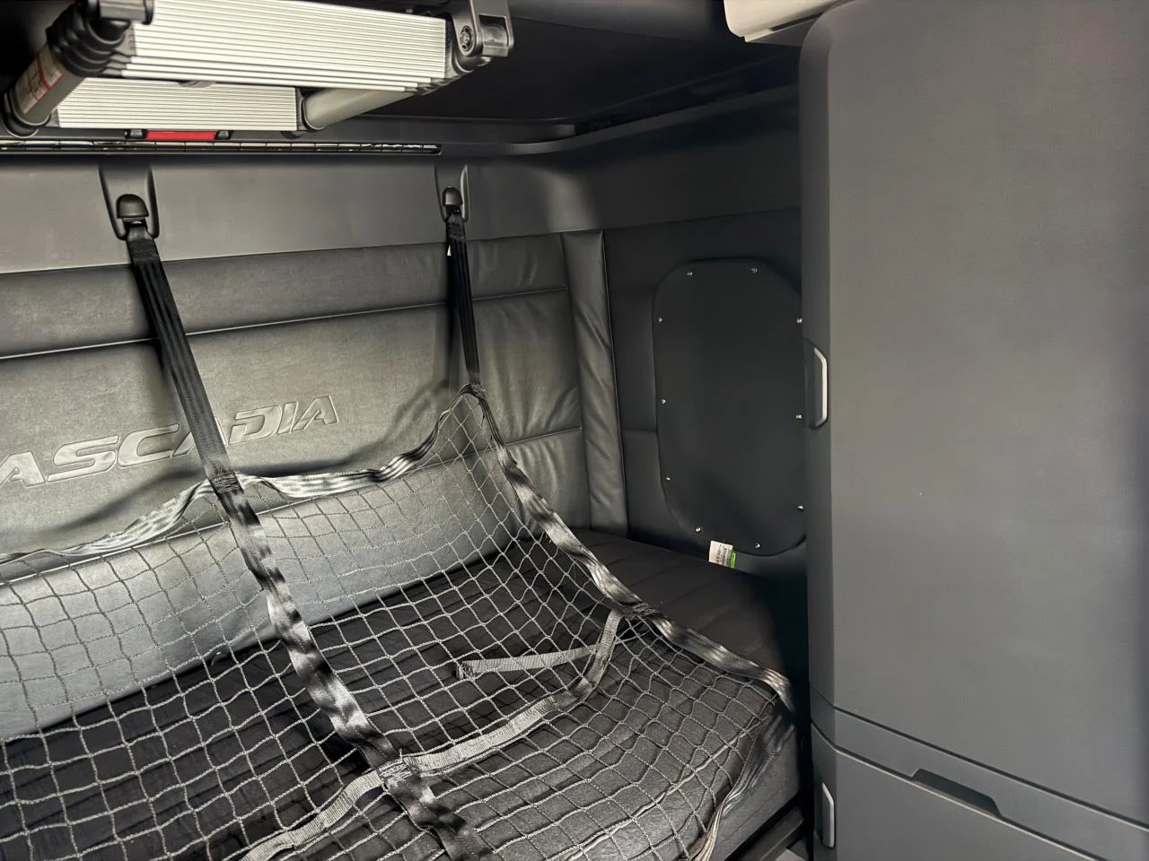 2027 Freightliner Cascadia - image 9