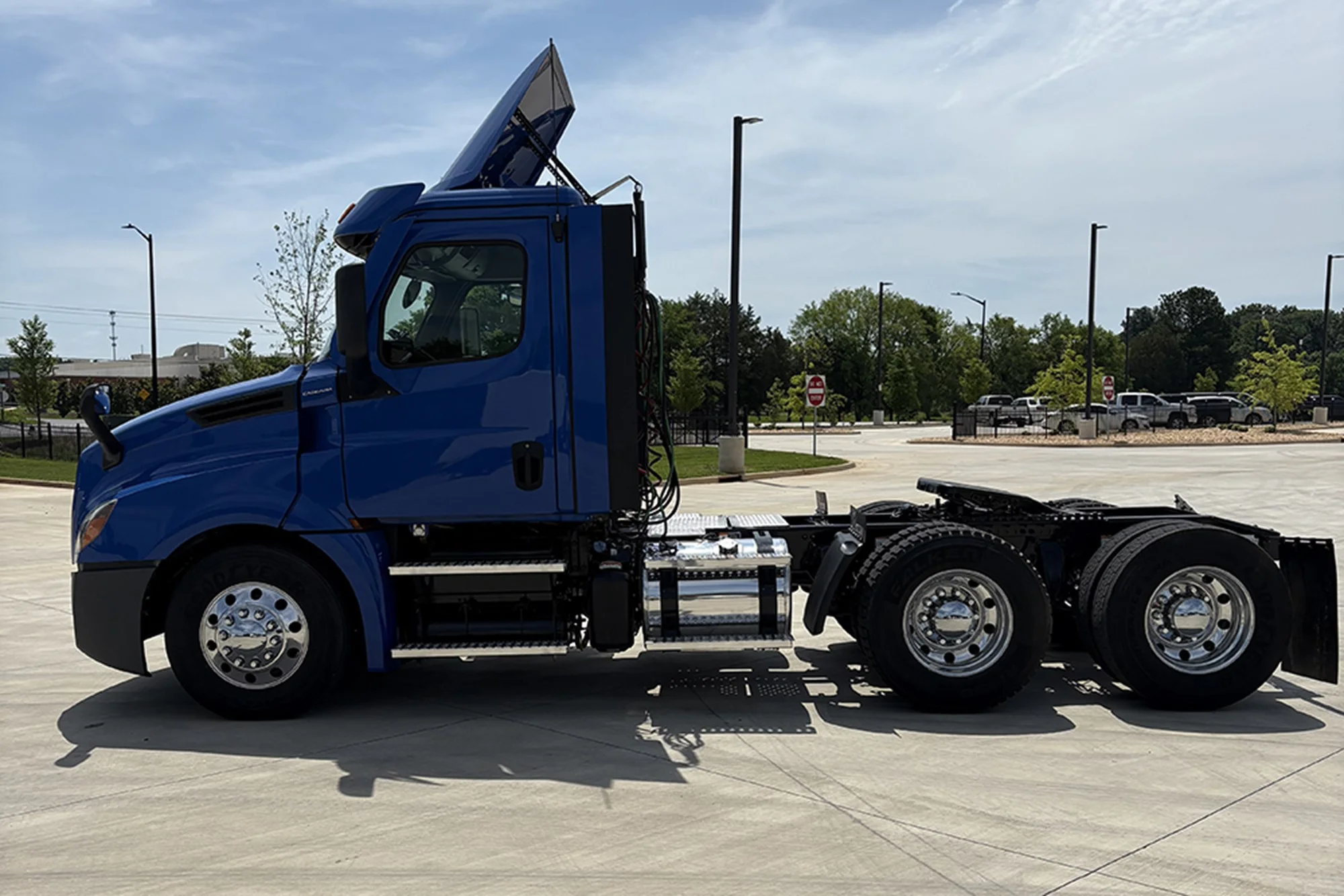 2022 Freightliner Cascadia in Charlotte, NC — photo 2