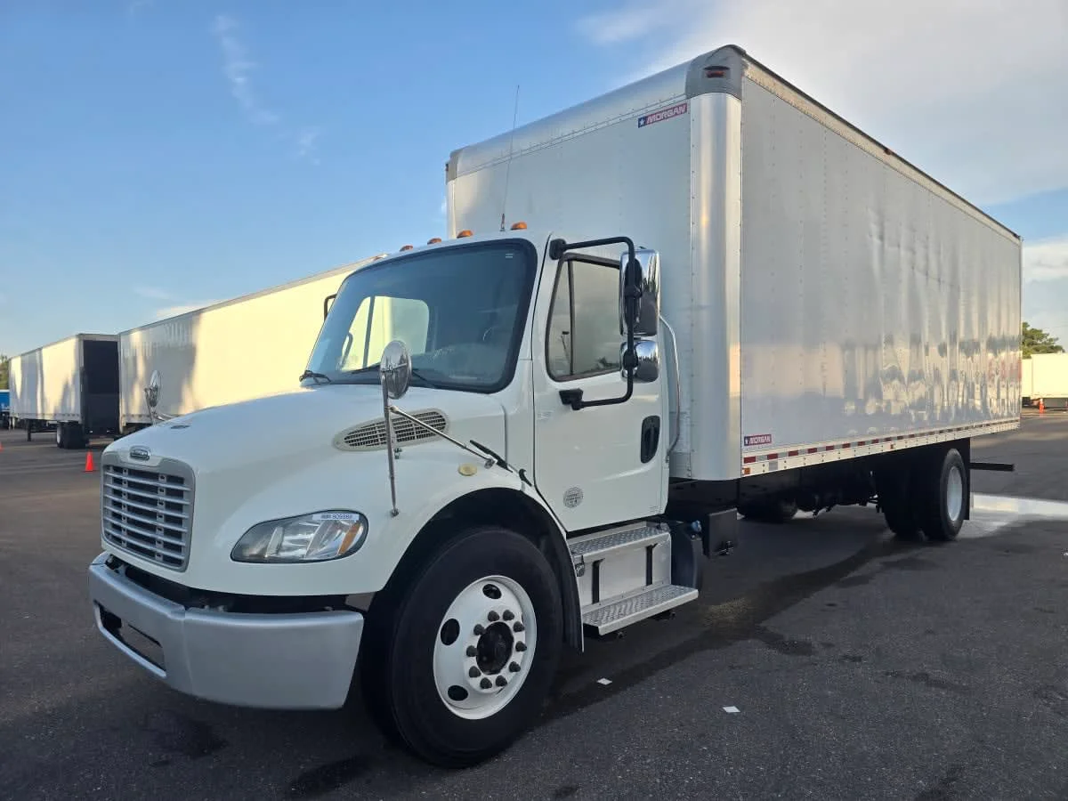 2019 Freightliner M2 106 in Tampa, FL — photo 3