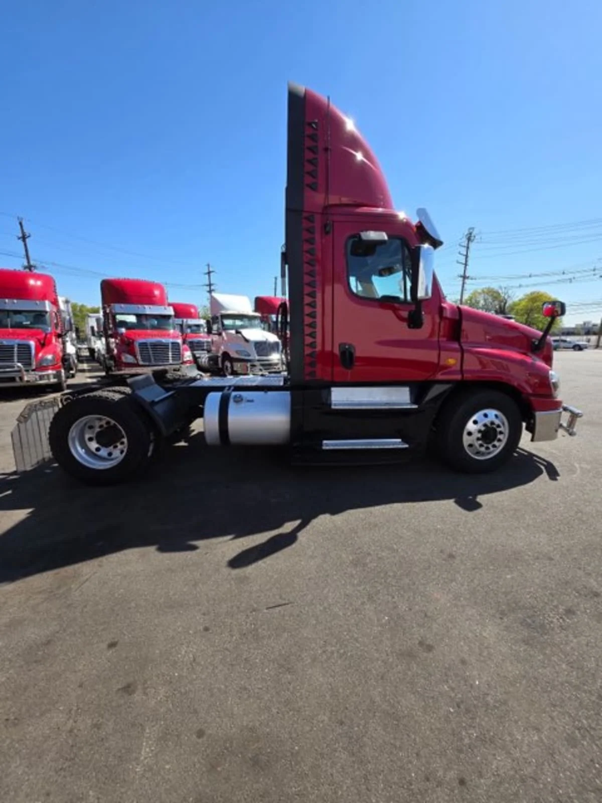 2019 Freightliner Cascadia in Newark, NJ — photo 13