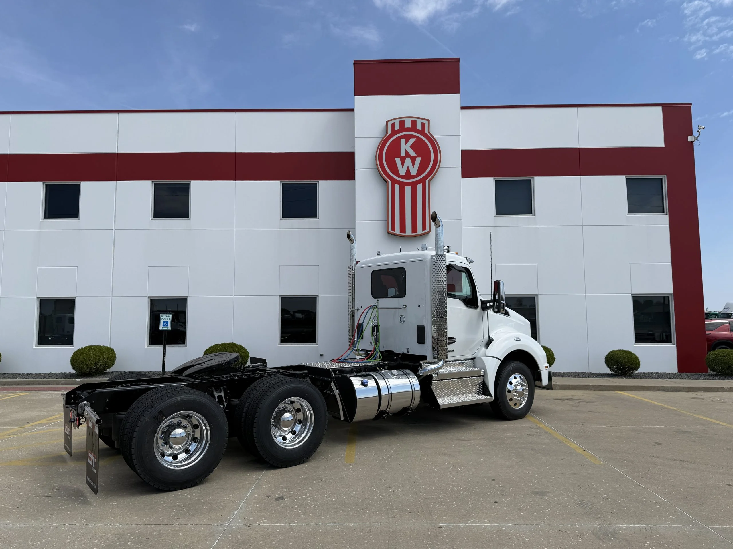 2027 Kenworth T880 - image 5