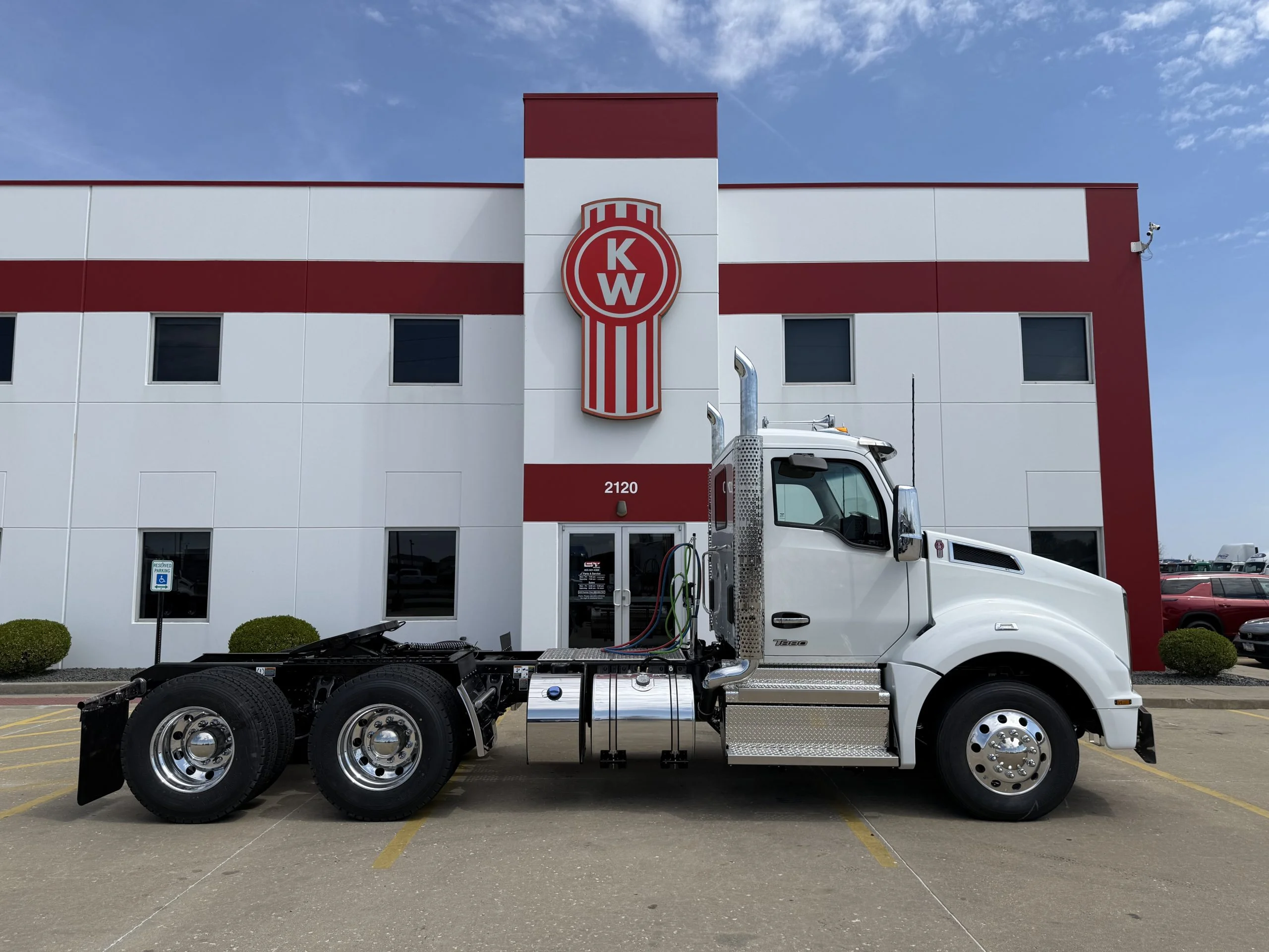 2027 Kenworth T880 - image 4