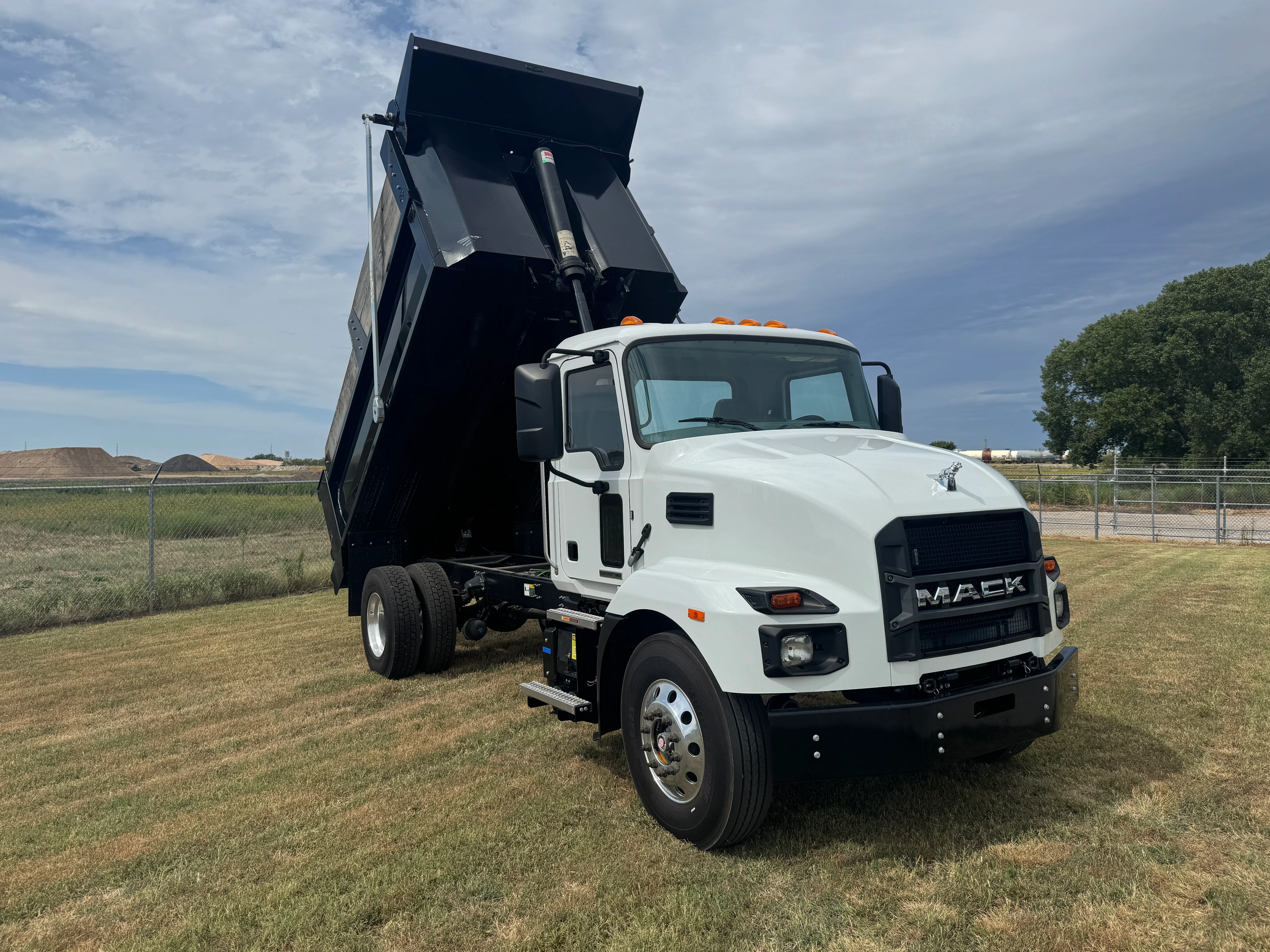 2025 Mack MD in Wichita, KS — photo 2