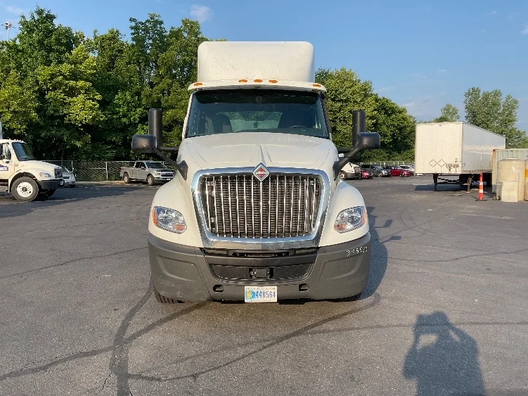 2019 International LT - image 2