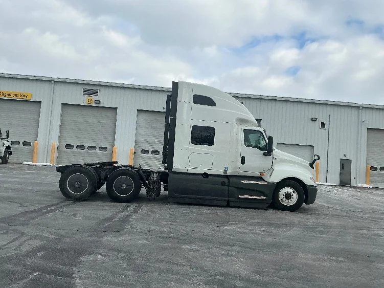 2023 International LT - image 8