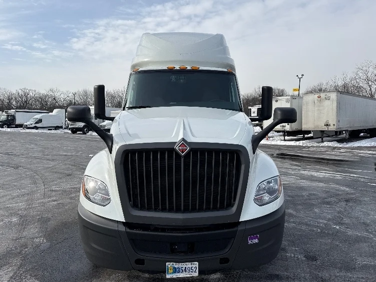 2023 International LT - image 2