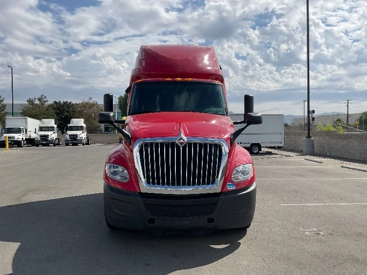 2022 International LT - image 2