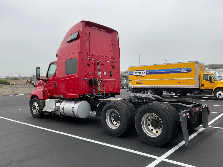 2022 International LT - image 5