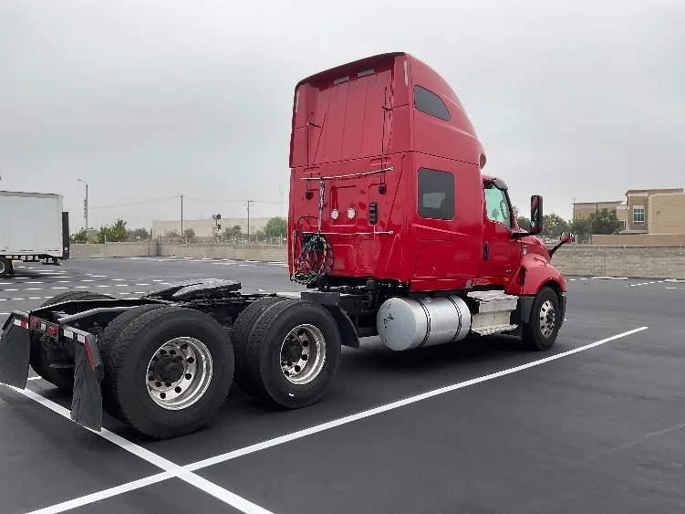 2022 International LT - image 7