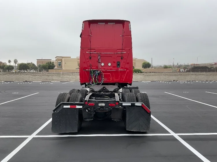 2022 International LT - image 6