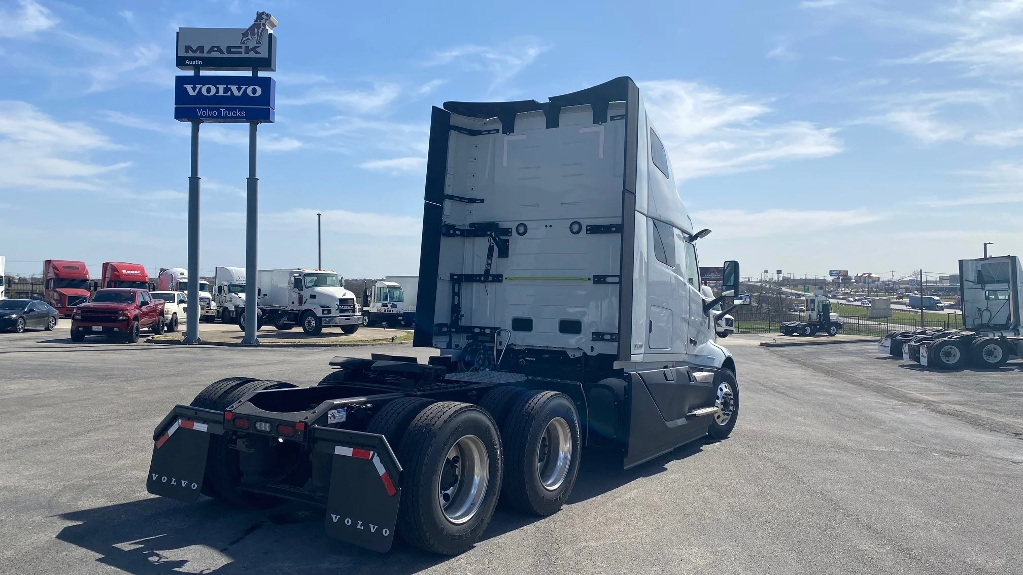 2025 Volvo VNL 660 in Austin, TX — photo 6