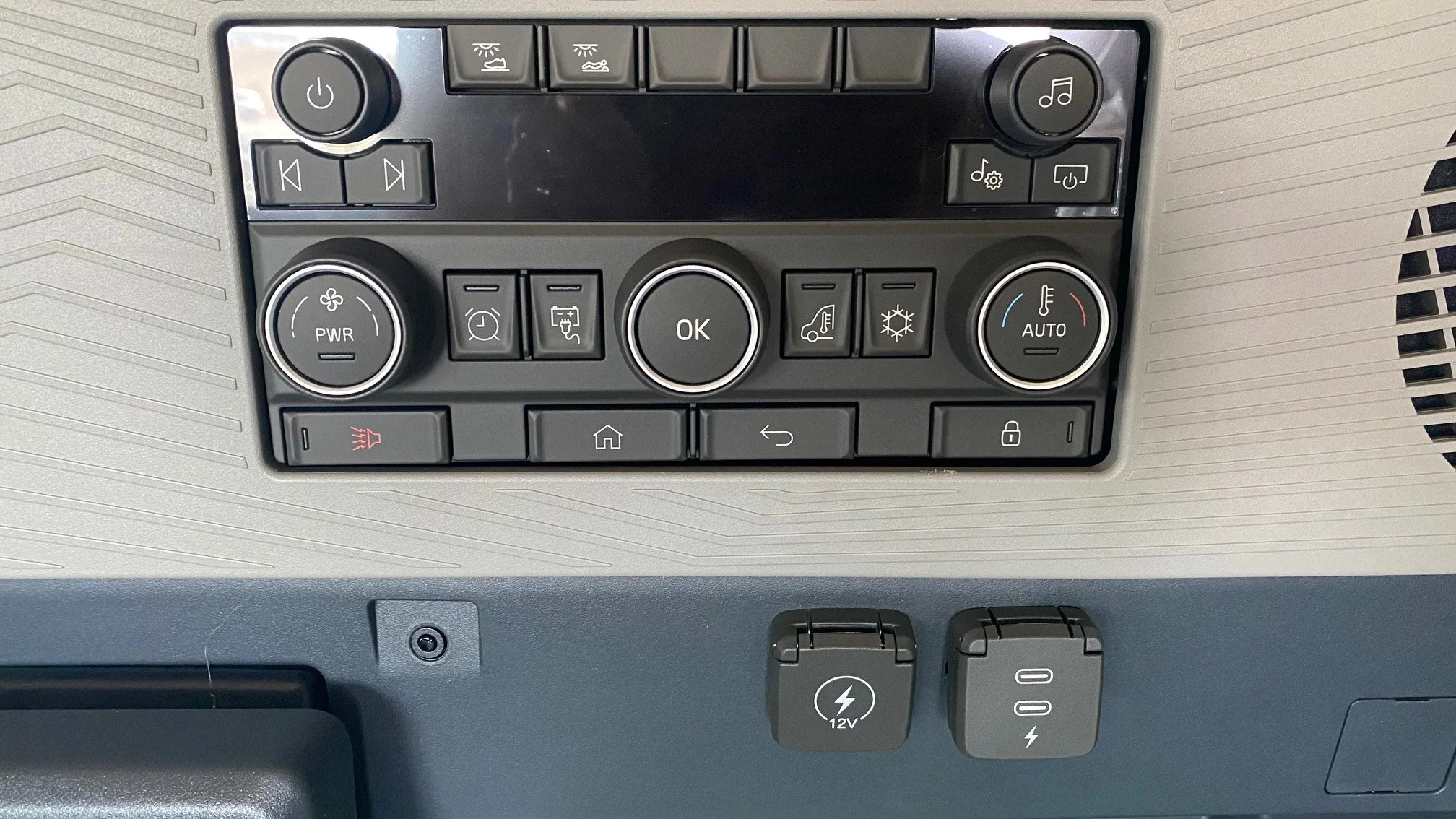 2025 Volvo VNL 660 in Austin, TX — photo 29