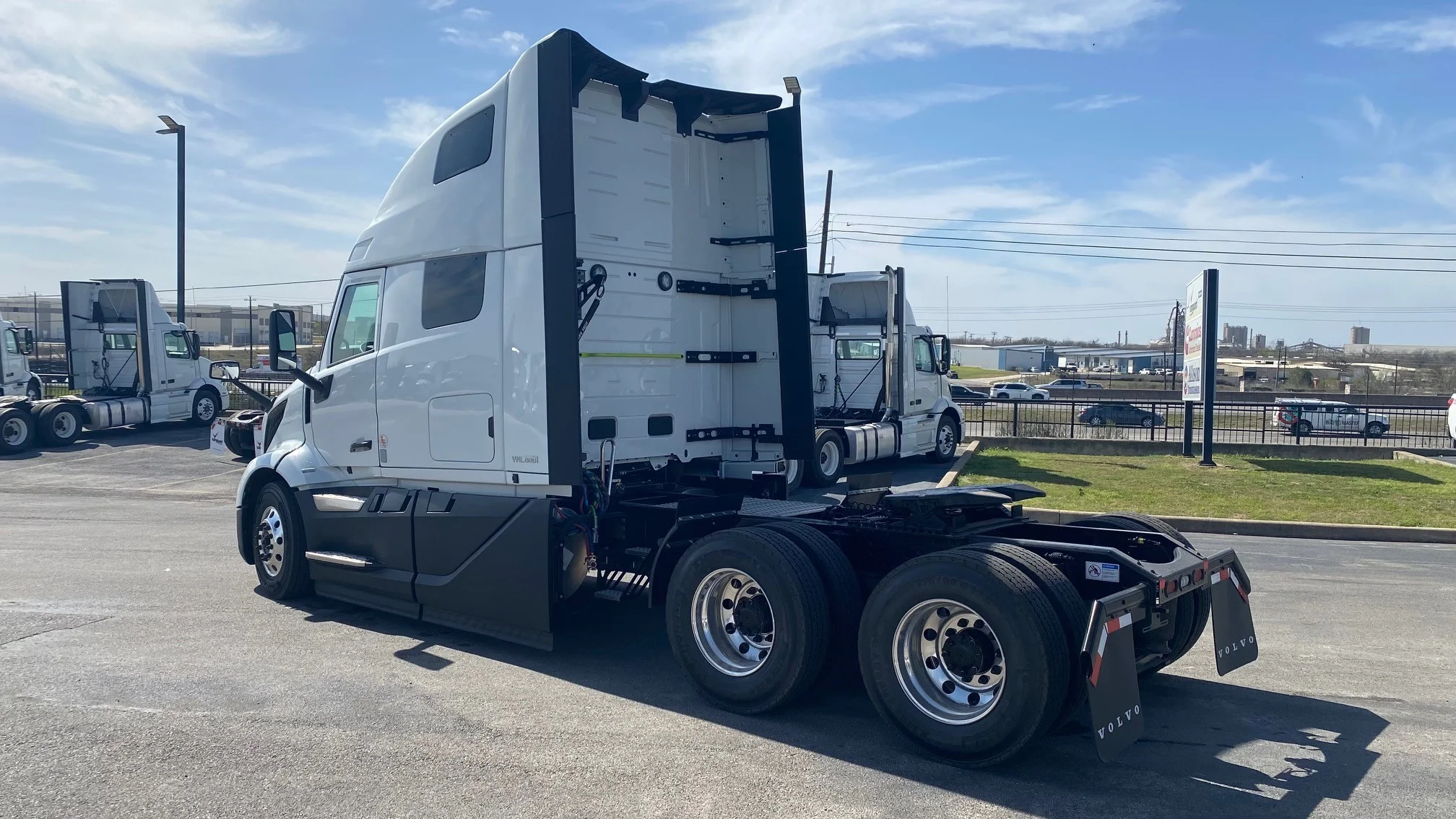 2025 Volvo VNL 660 in AUSTIN, TX — photo 4
