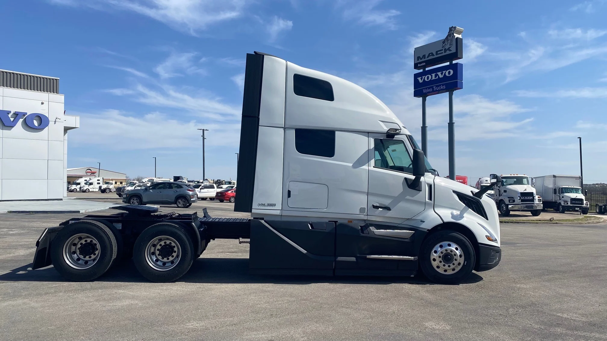 2025 Volvo VNL 660 in AUSTIN, TX — photo 7