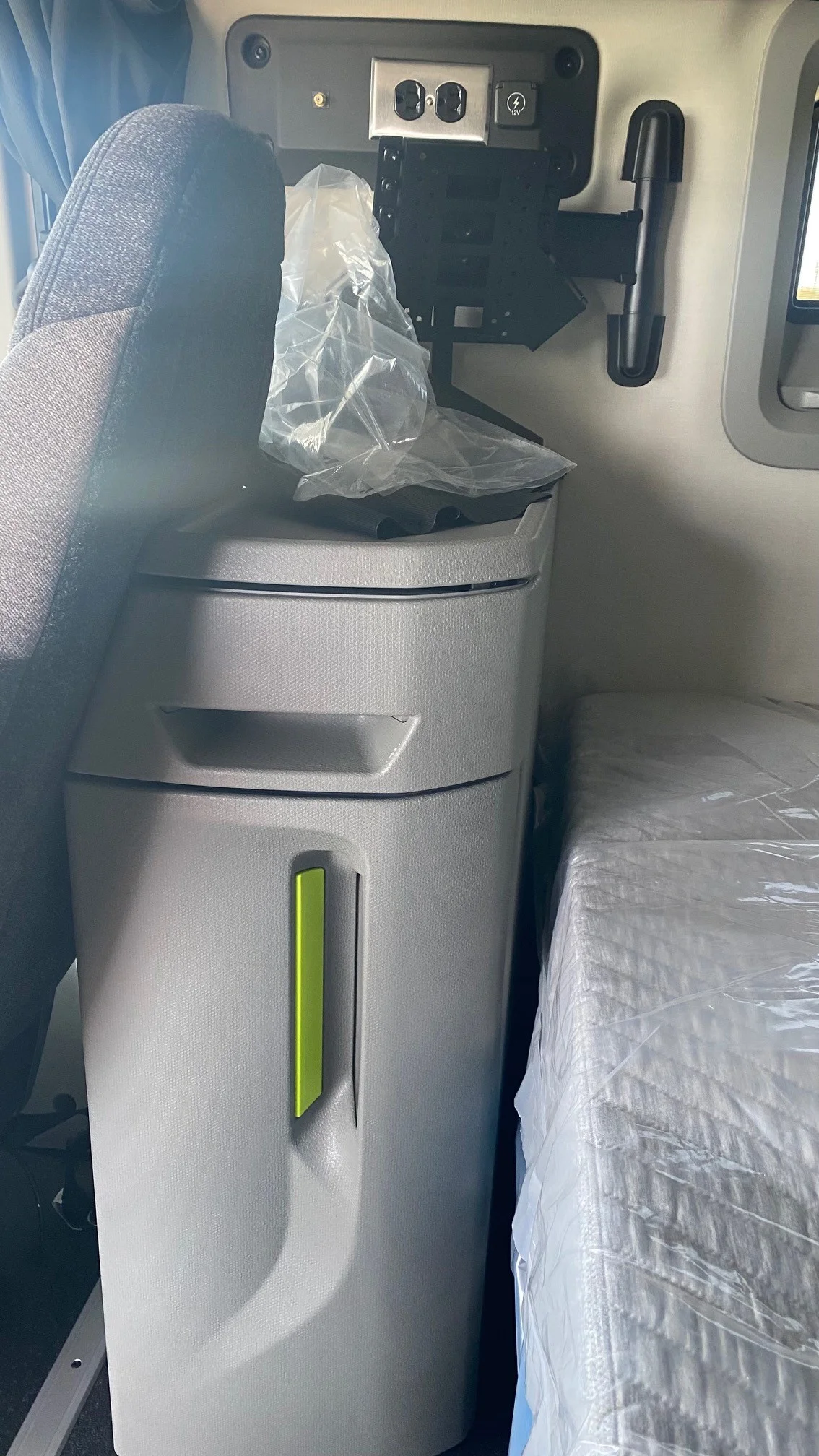 2025 Volvo VNL 660 in Austin, TX — photo 23
