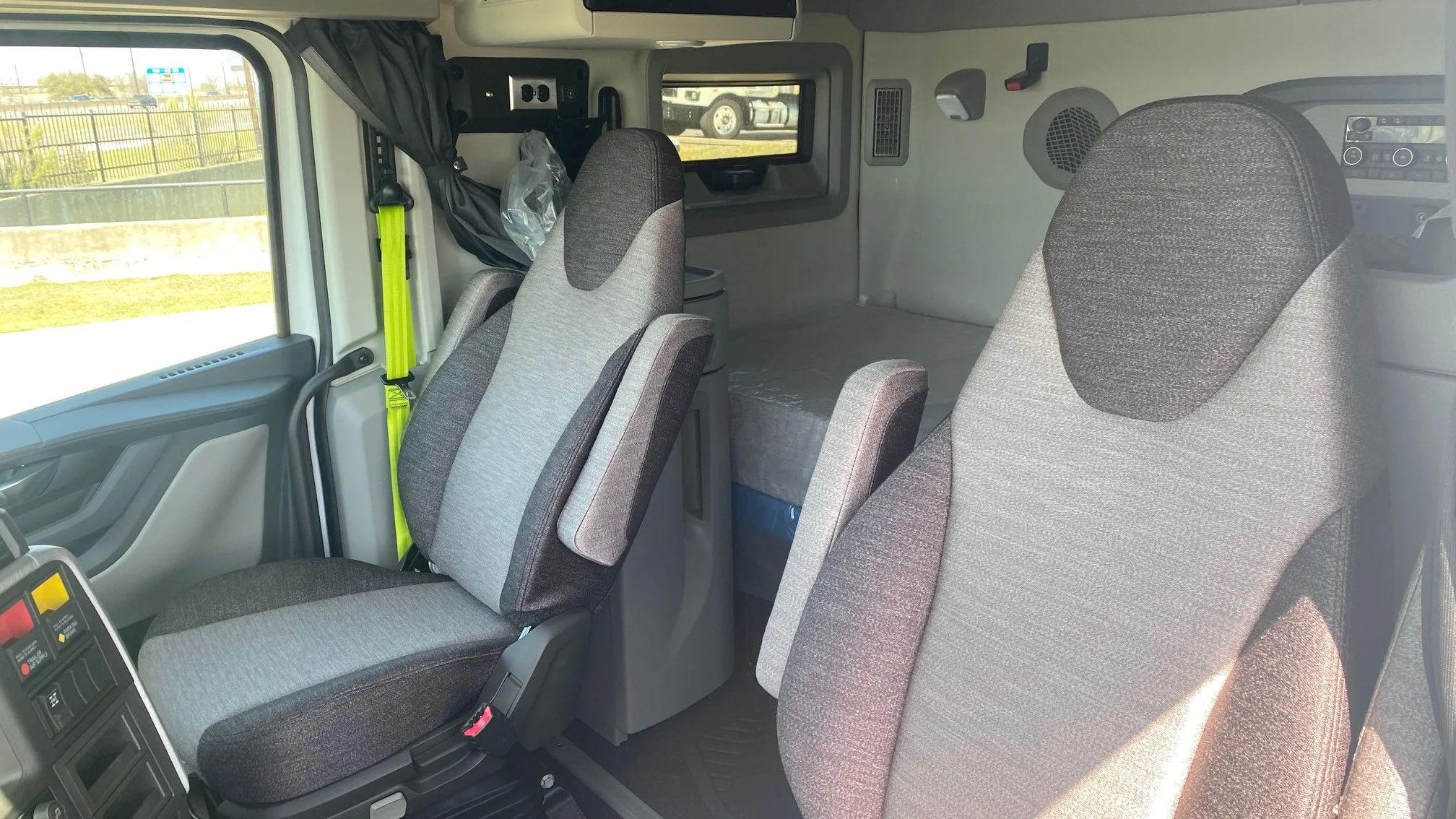 2025 Volvo VNL 660 in Austin, TX — photo 12
