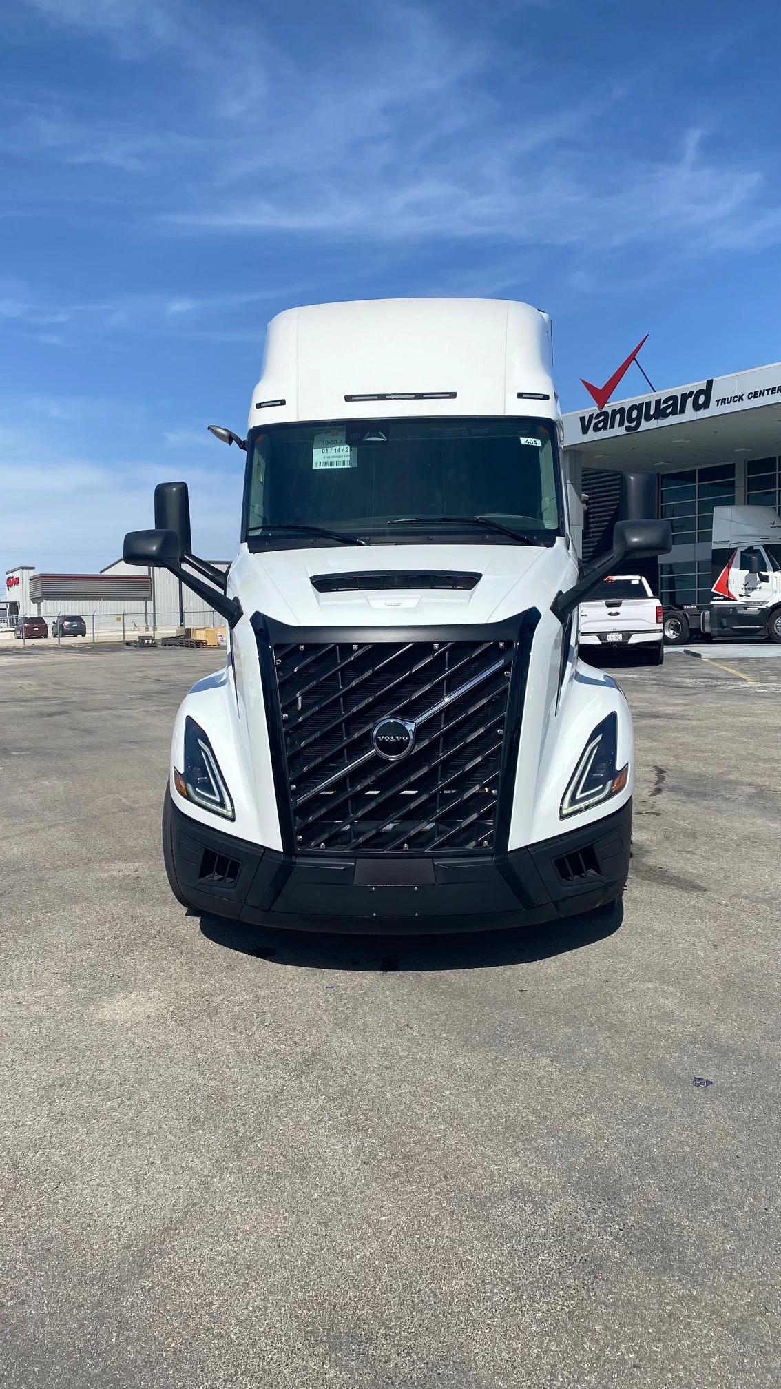 2025 Volvo VNL 660 in Austin, TX — photo 2