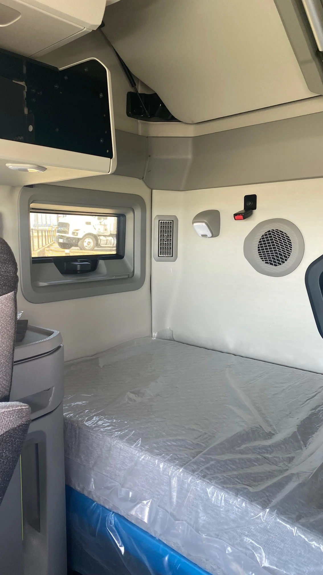 2025 Volvo VNL 660 in Austin, TX — photo 19