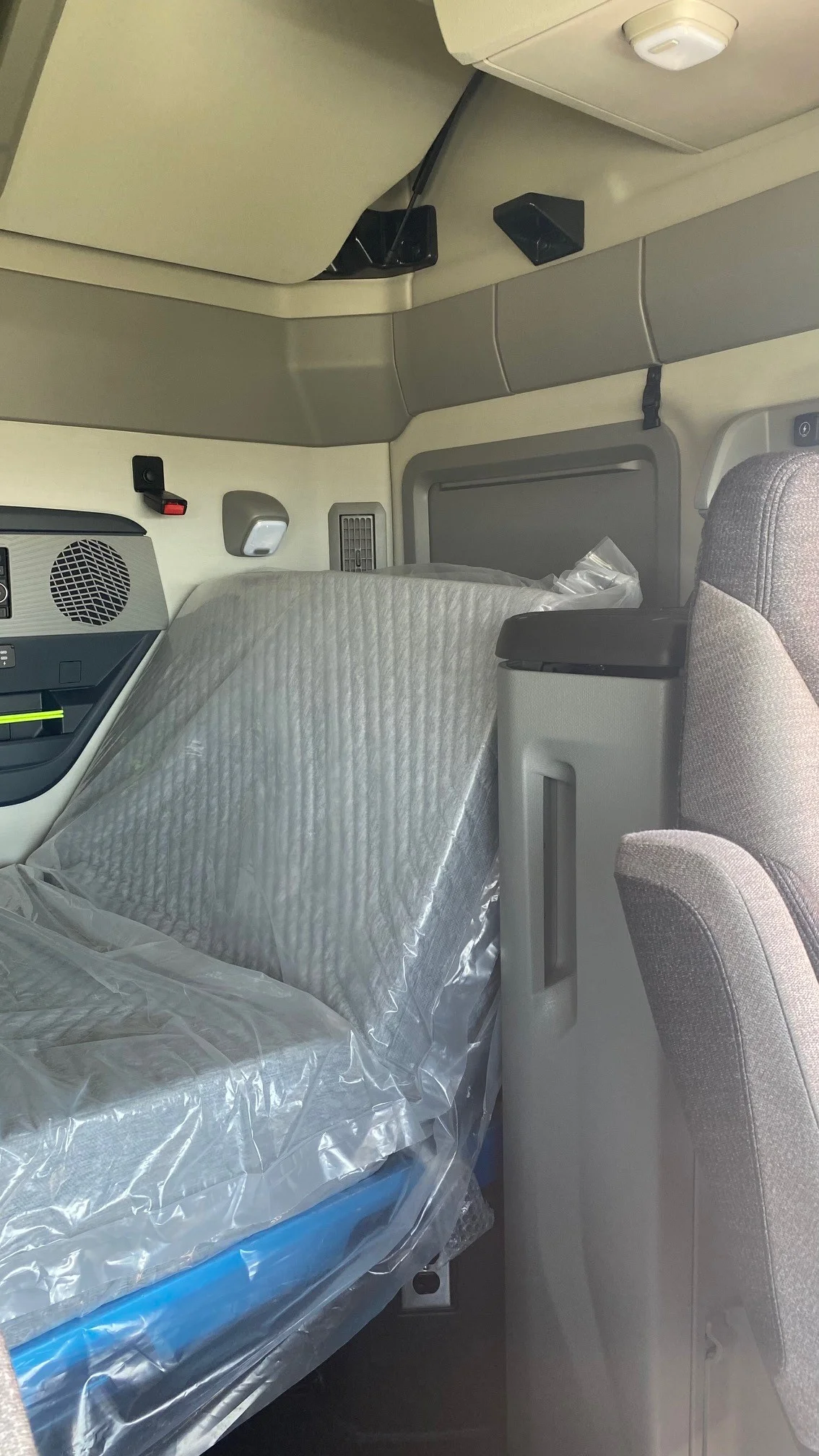 2025 Volvo VNL 660 in Austin, TX — photo 18